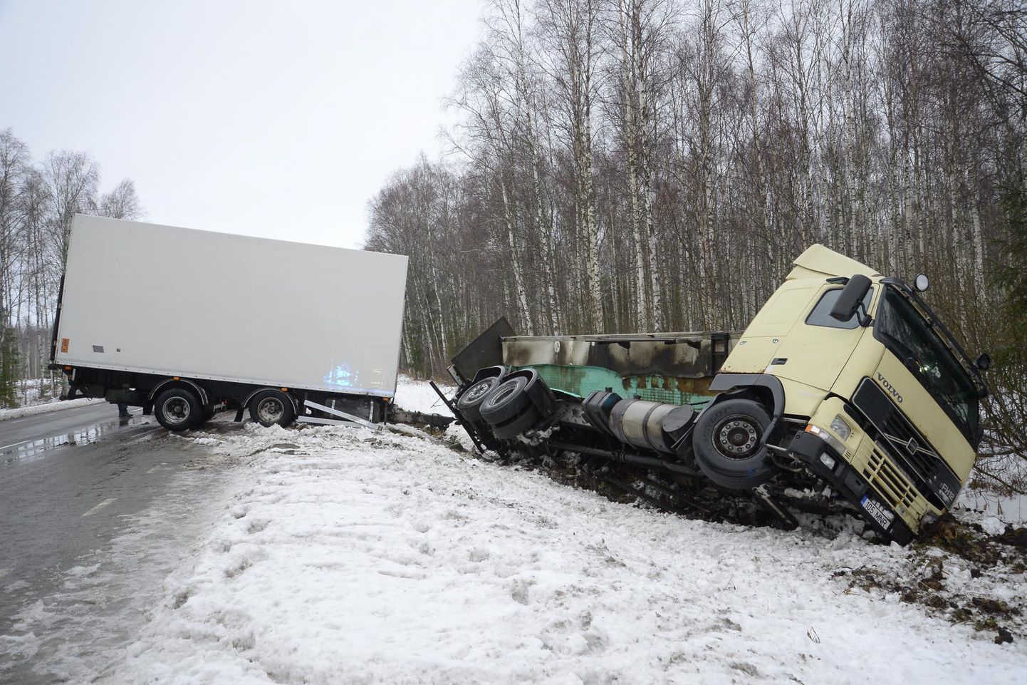 Imavere ja Viljandi vahelisel maanteel sõitis eile hommikul teelt välja toiduaineid vedav haagisveok.