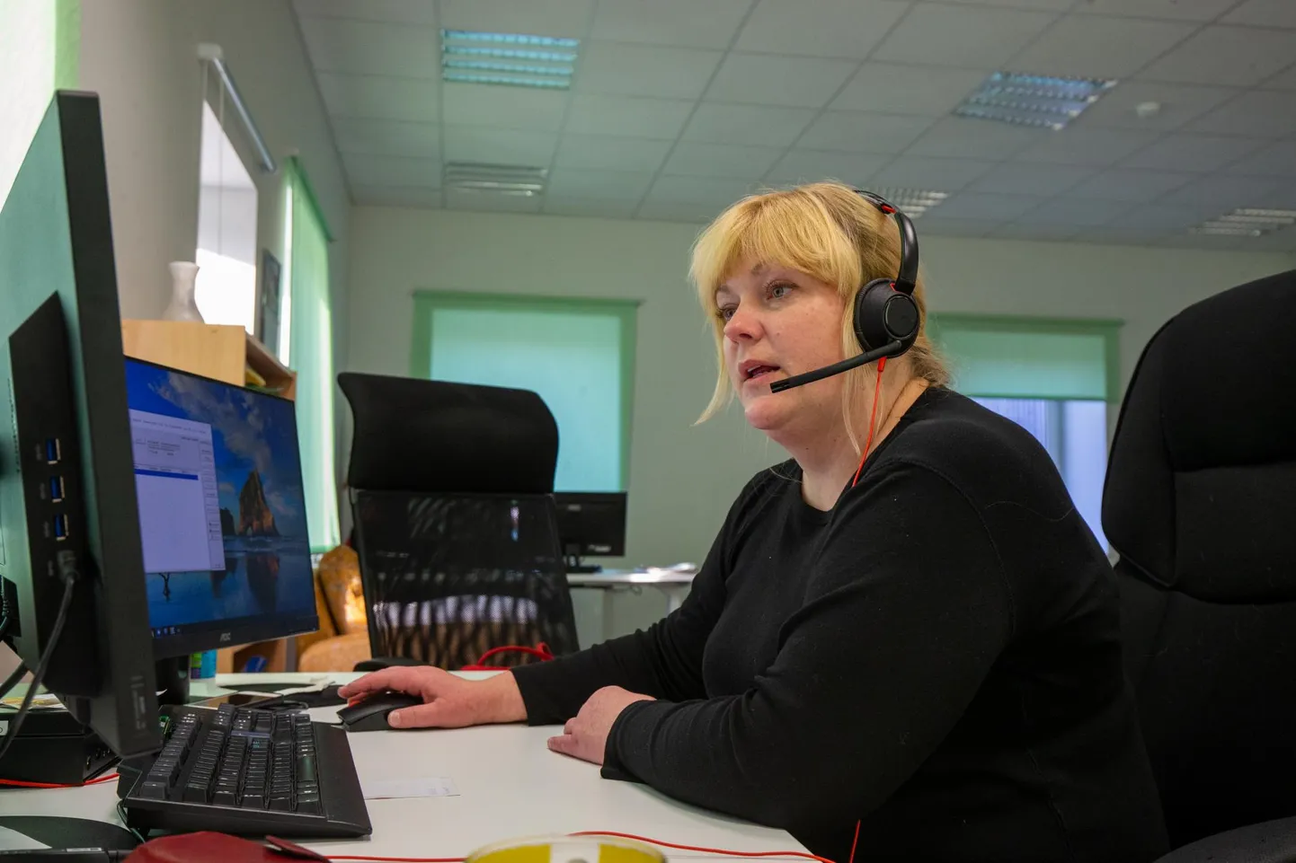 Helistaja räägib mitu minutit järjest, milliste arstide juures ta on käinud, ja küsib: «Mis mul viga on?» Perearst Marju Vanker ei saa seda kuidagi telefoni teel öelda. Ta saab vaid soovitada, et mingu ta palun oma arsti juurde tagasi.