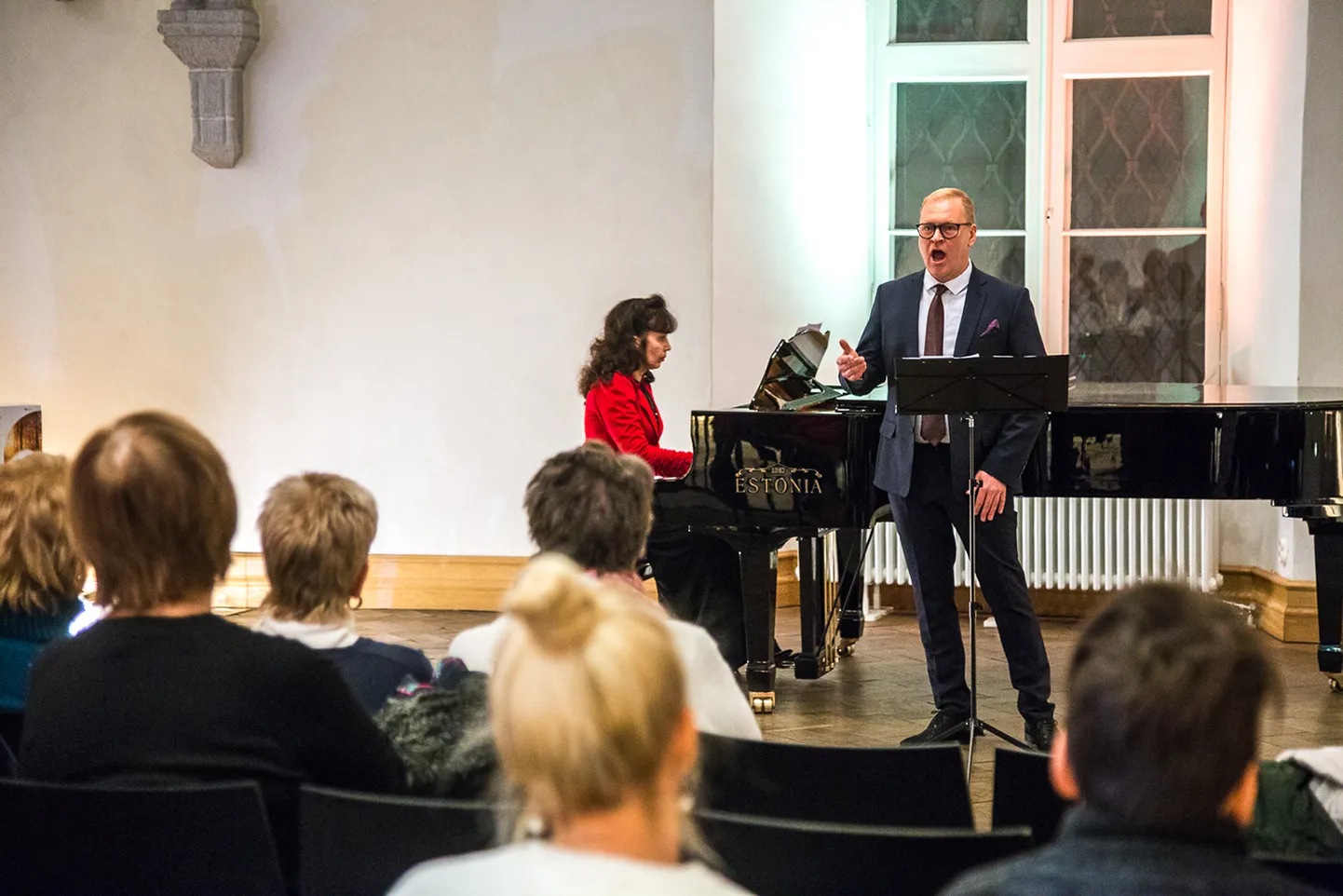 Bariton Harald Jürgen Weiler ja kontsertmeister Anneli Merelaid jõulukontserdil Tallinnas Suurgildi hoones.