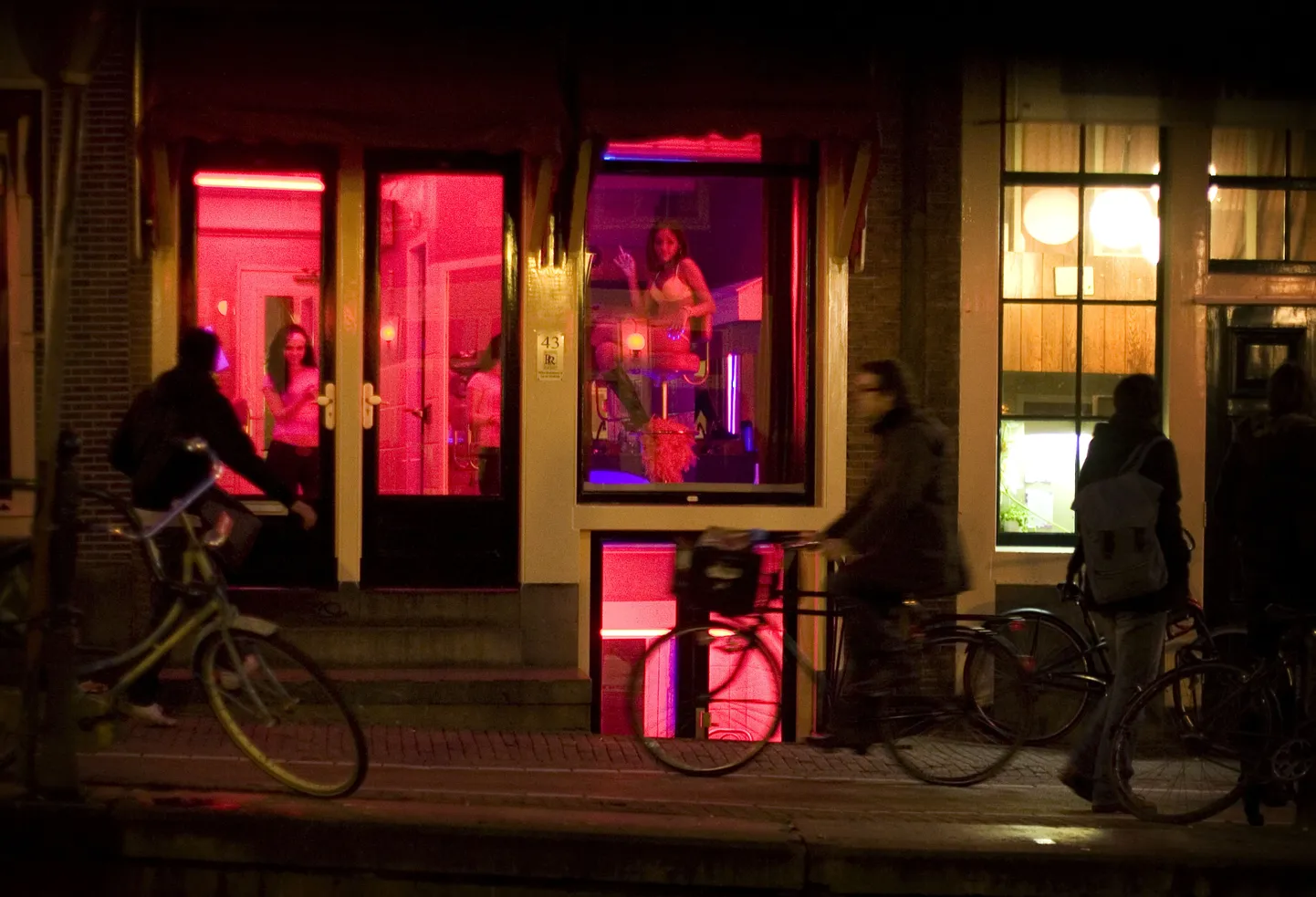 End müüvad naised Amsterdami punaste laternate piirkonnas.