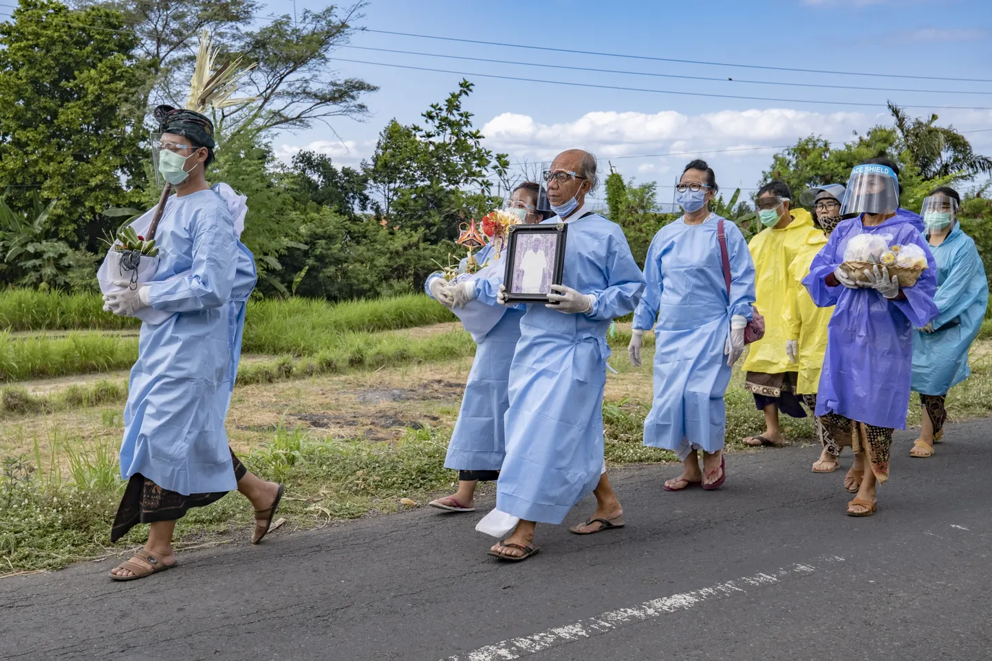 Hindu krematsioonitseremoonia koroonaviiruse pandeemia ajal Bali saarel.