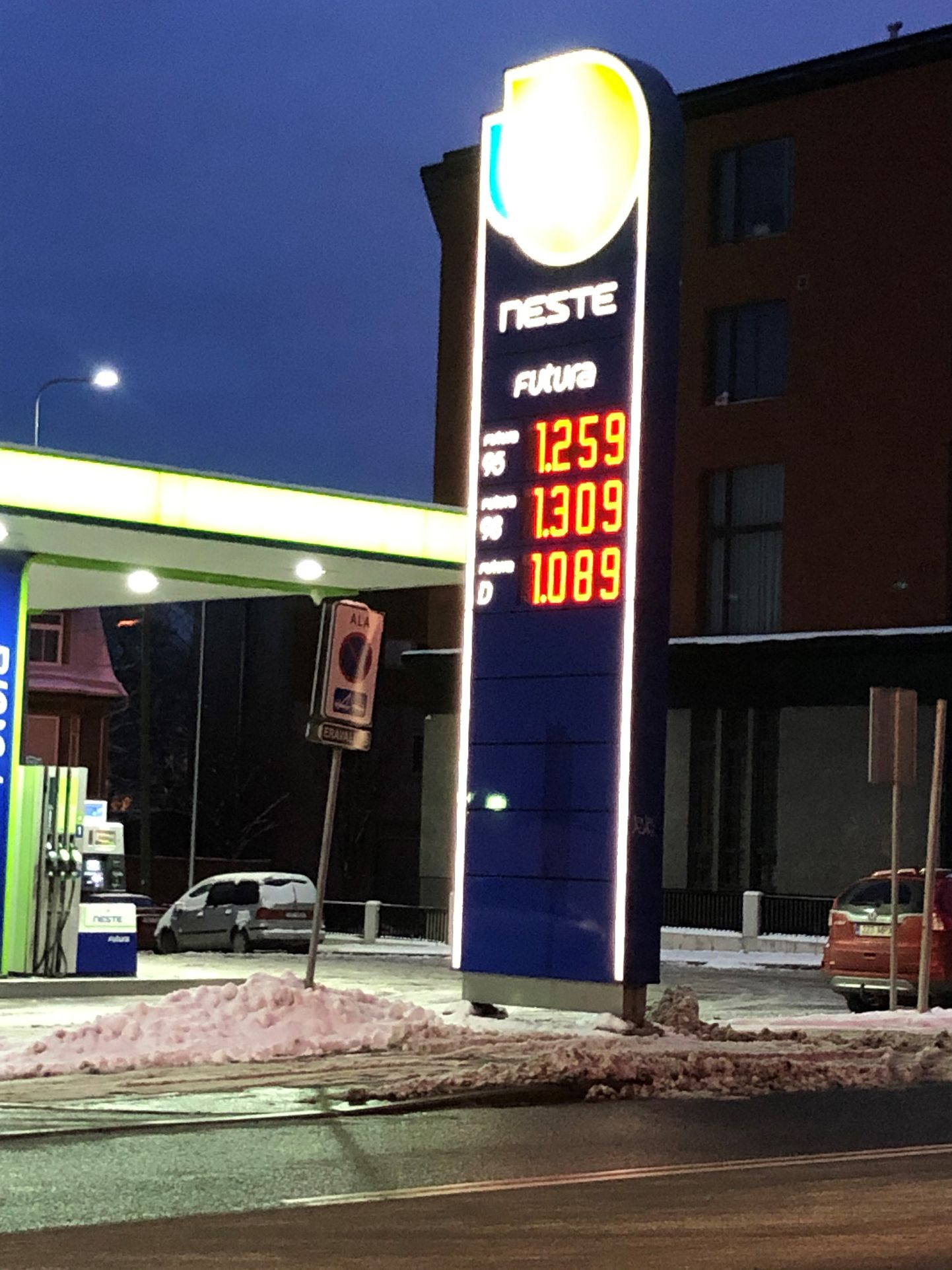 Продавцы топлива подняли цены.