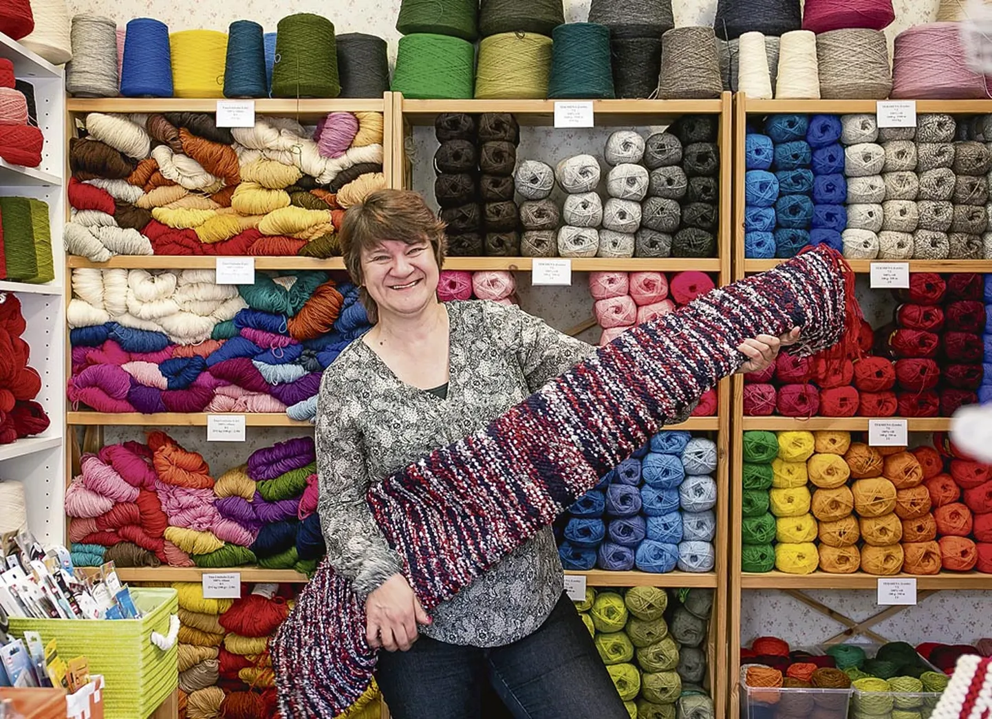 Oma käsitööpoe loomise mõte tekkis Anneli Saartsil Olustvere koolis, kus muu hulgas tuli tutvustada enda kodulinna käsitöökauplusi.