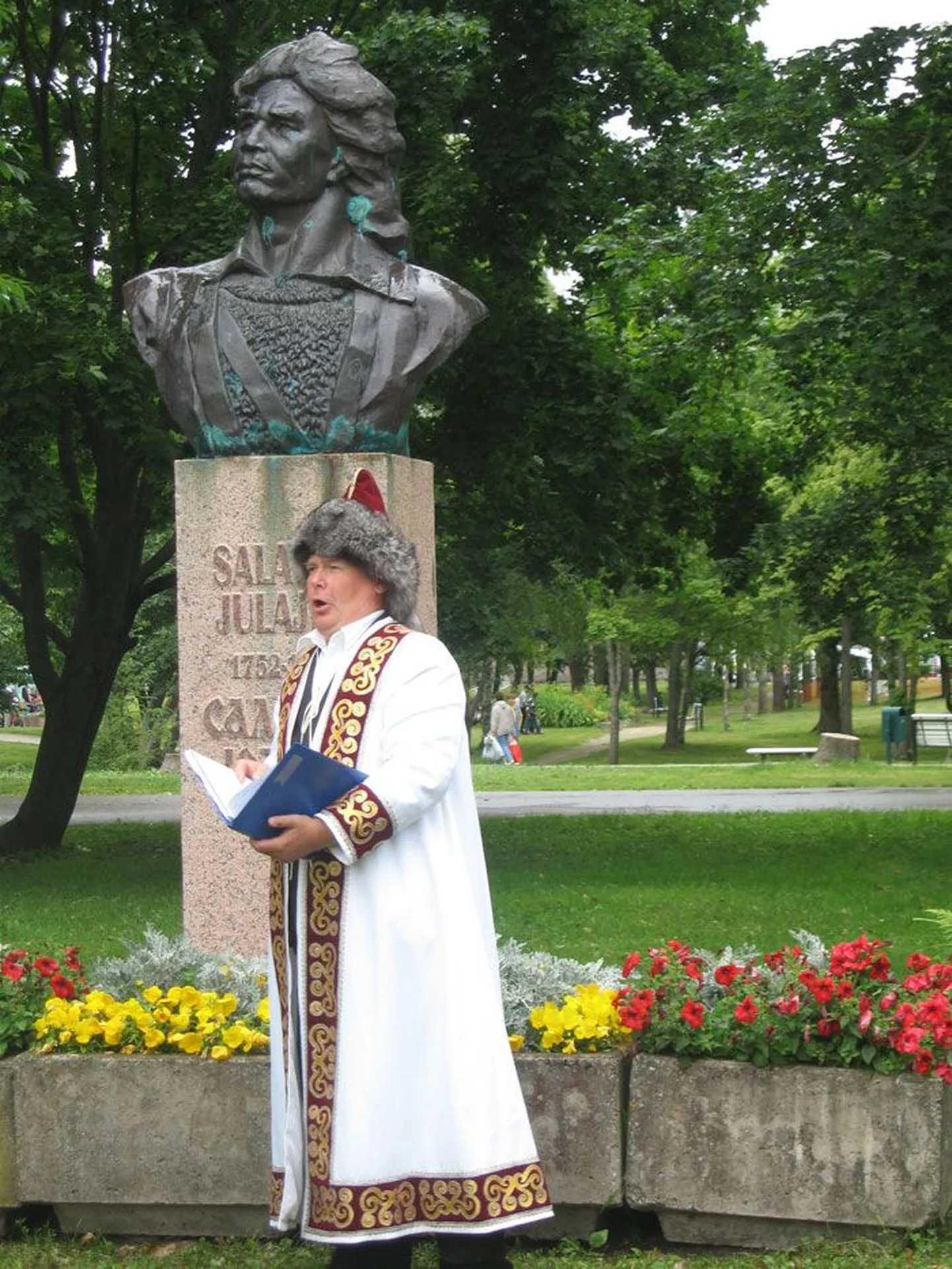Виллу Валдмаа исполнил песню на слова Салавата Юлаева на башкирском языке.
