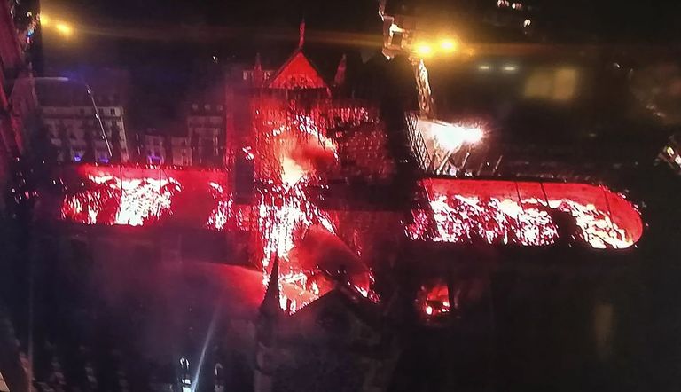 Droonifoto põlevast Jumalaema kirikust