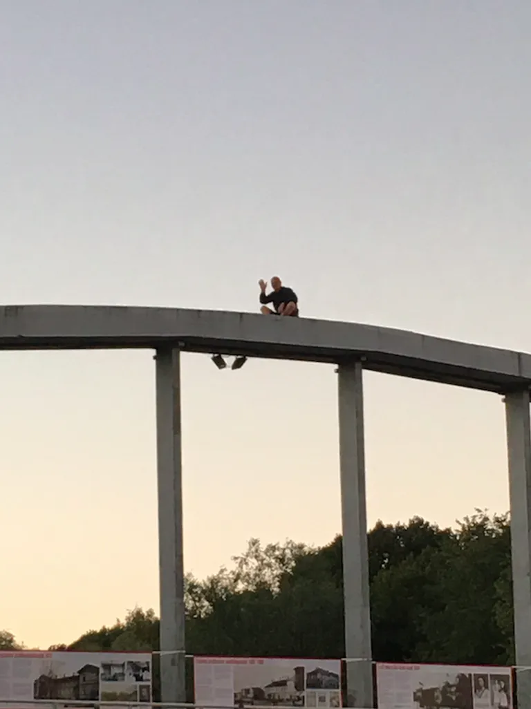 мужчина на мосту Каарсилла