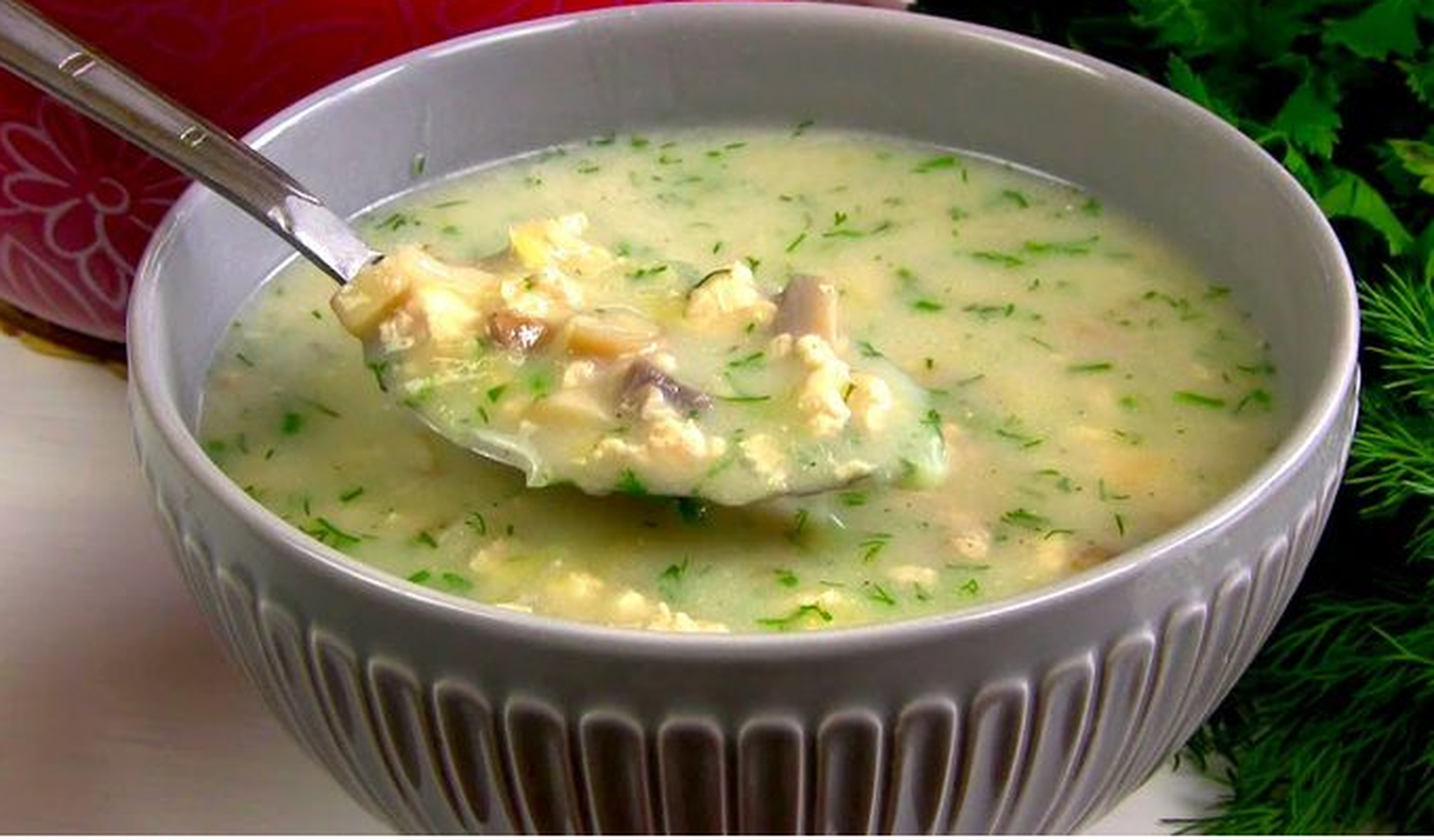 Суп с фаршем, грибами и тертым картофелем.