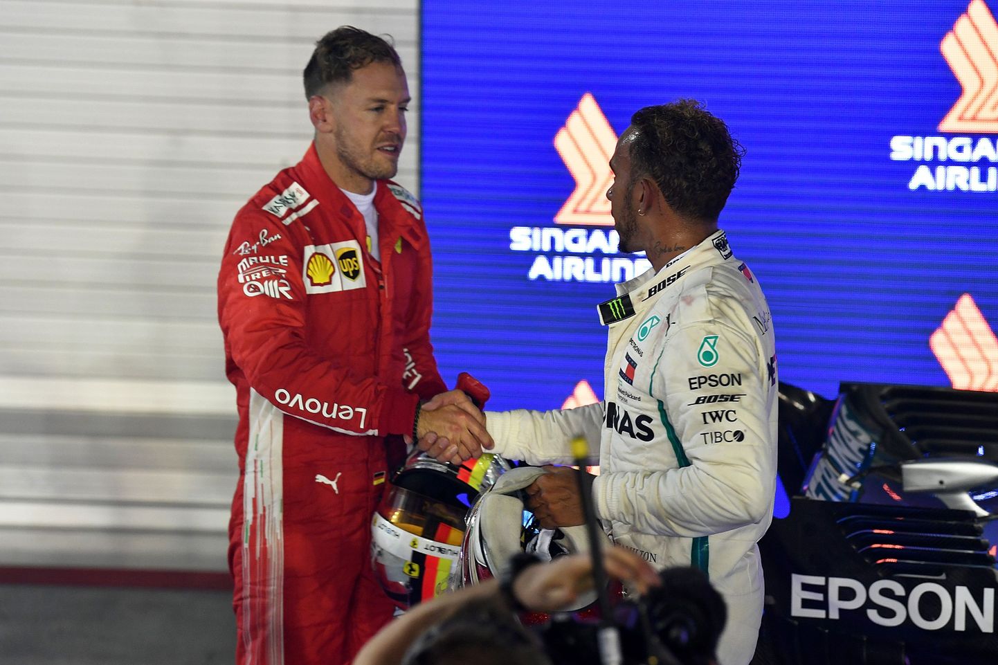 Sebastian Vettel (vasakul) õnnitlemas Singapuris võidutsenud Lewis Hamiltoni.