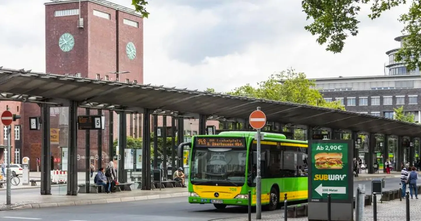 Автобусная остановка у главного вокзала Оберхаузена, где произошло нападение.