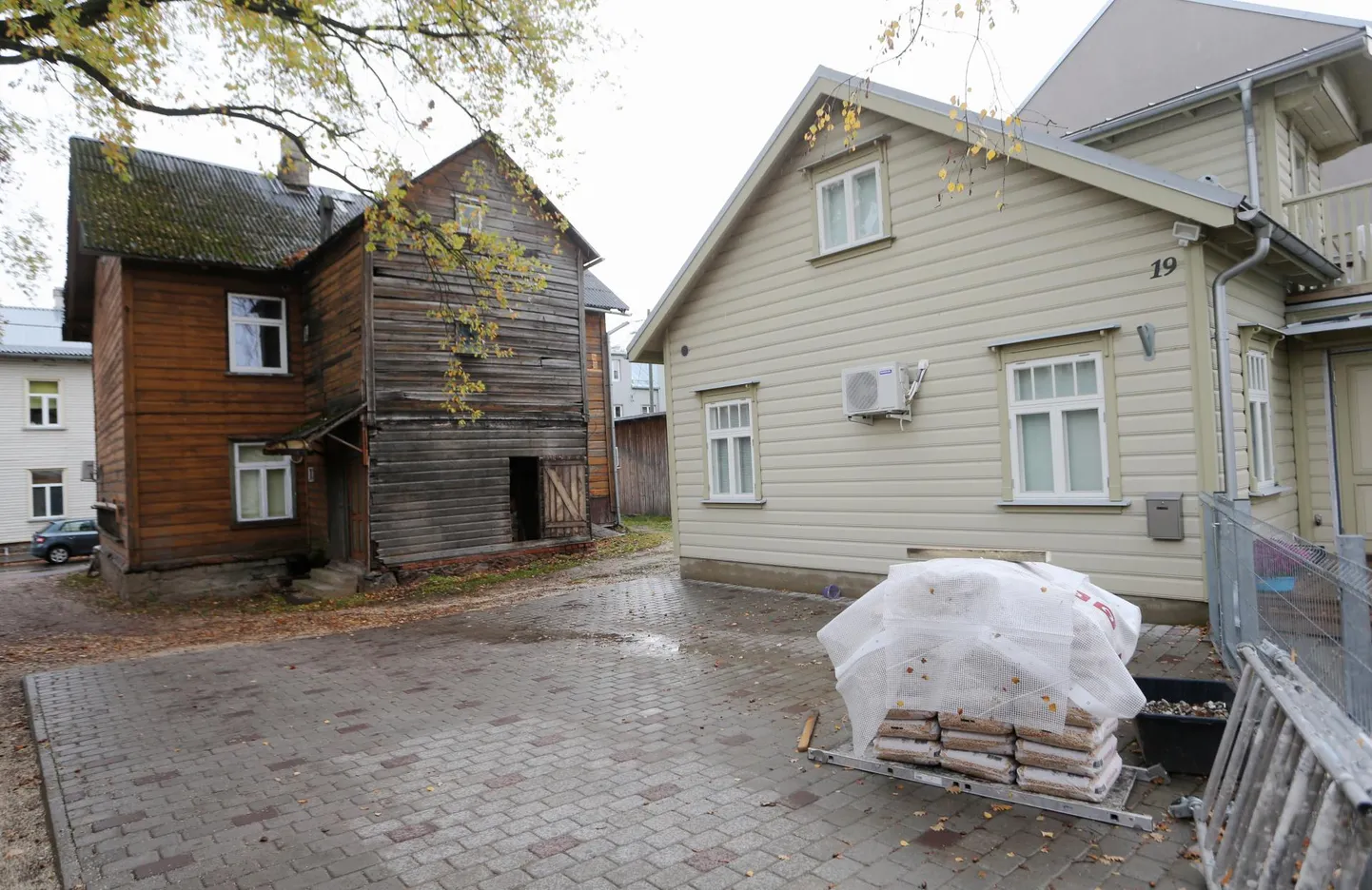 Hoovimaja Filosoofi 19 ei saanud Tartu linnavalitsuselt kasutus­luba, sest tänavaäärse majaga nr 21 on vahe alla kaheksa meetri ja selle välisseina tulepüsivus pole tagatud.