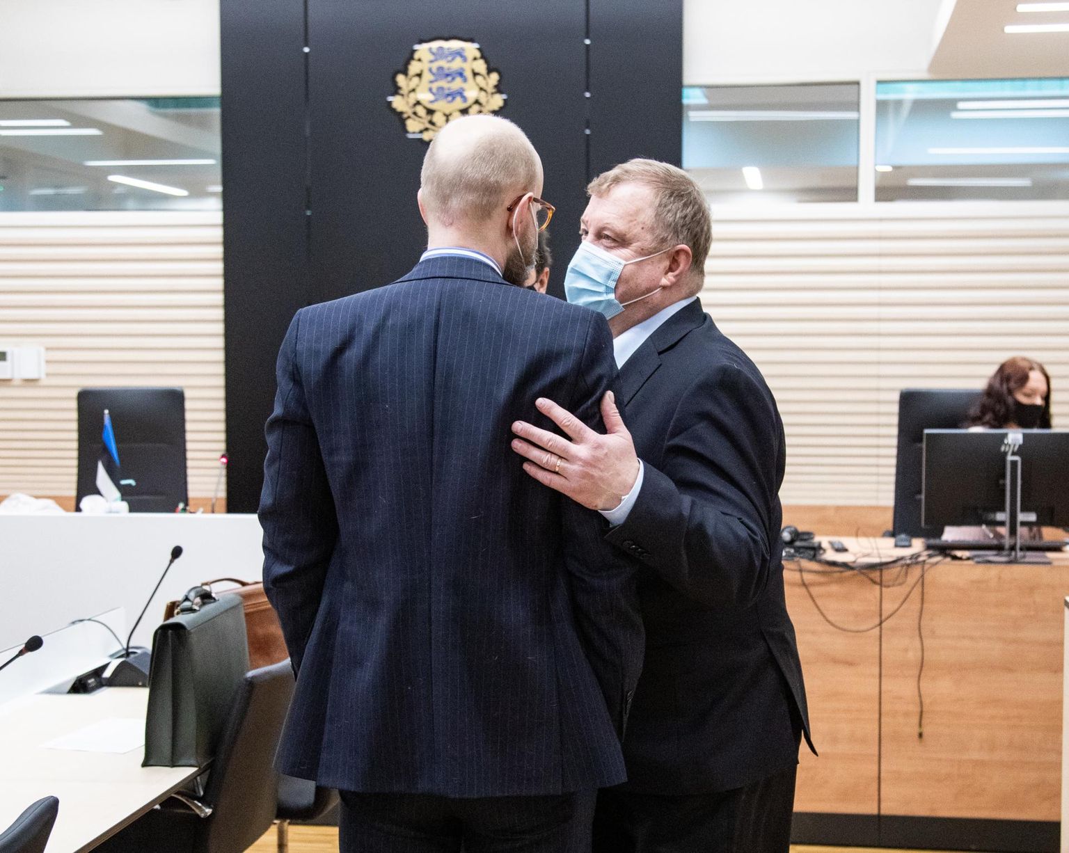 Aivar Mäe (paremal) rõõmustab koos kaitsja Paul Keresega kohtuvõidu üle.