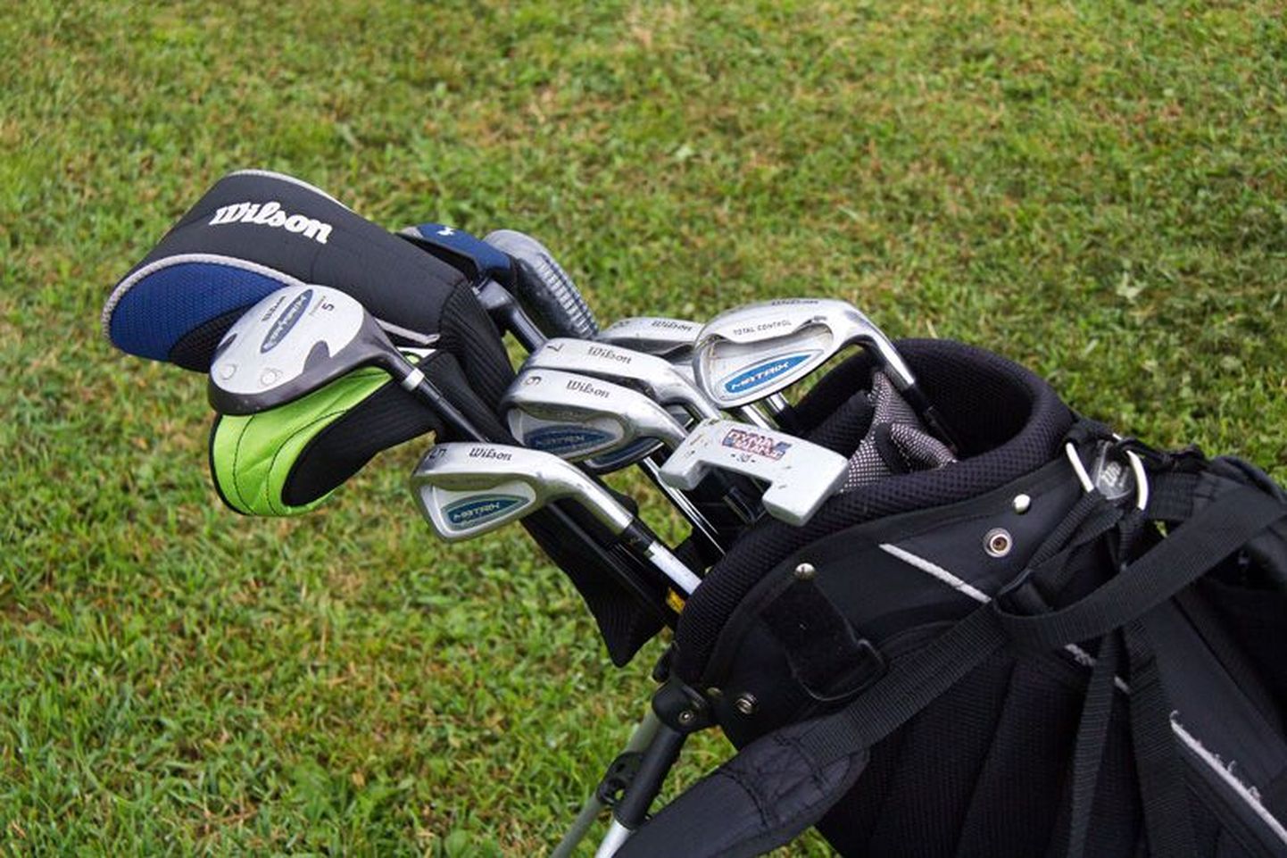 Golfimängijad saavad Ojasaarel treeneri juhendamisel oskusi parandada.