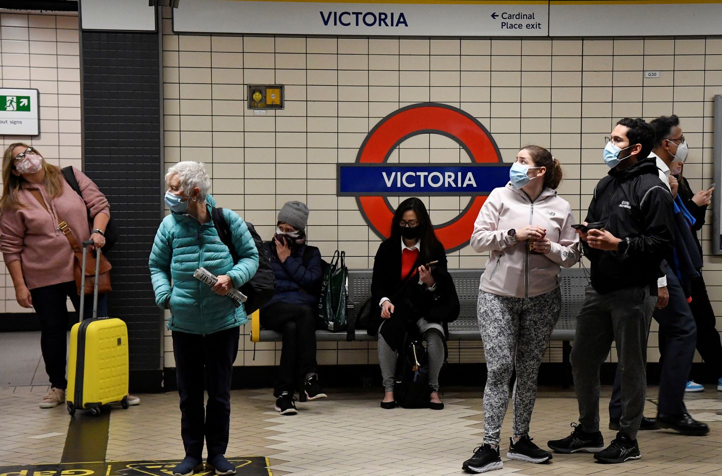 Maskides inimesed eile Londoni metroos. Praegu on maski kandmine rahvarohketes kohtades Inglismaal soovituslik, kuid arstid nõuavad kohustuse taas kehtestamist.