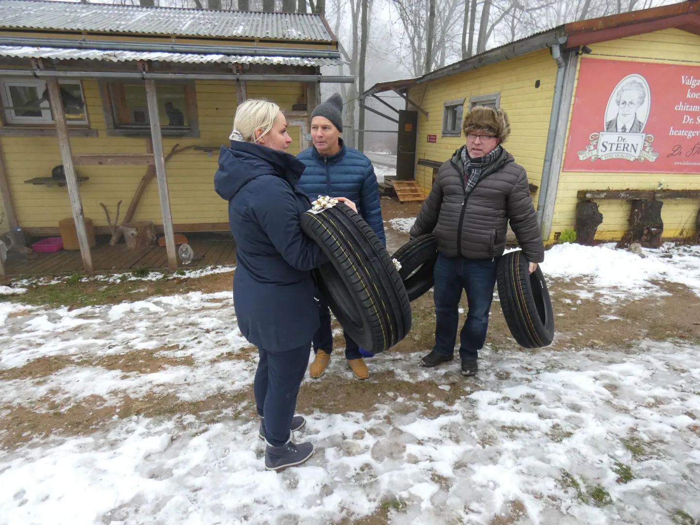 Valga vallavalitsuse vallahoolduse teenistuse juhataja Arno Uprus ja asevallavanem Jüri Konrad kingitustega