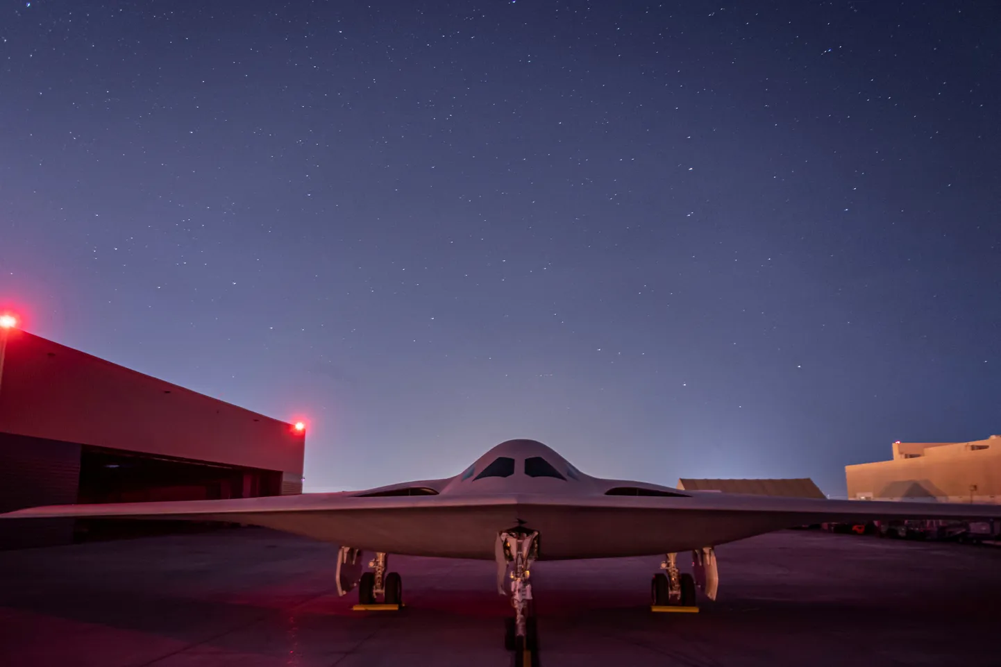 Современный самолет B-21