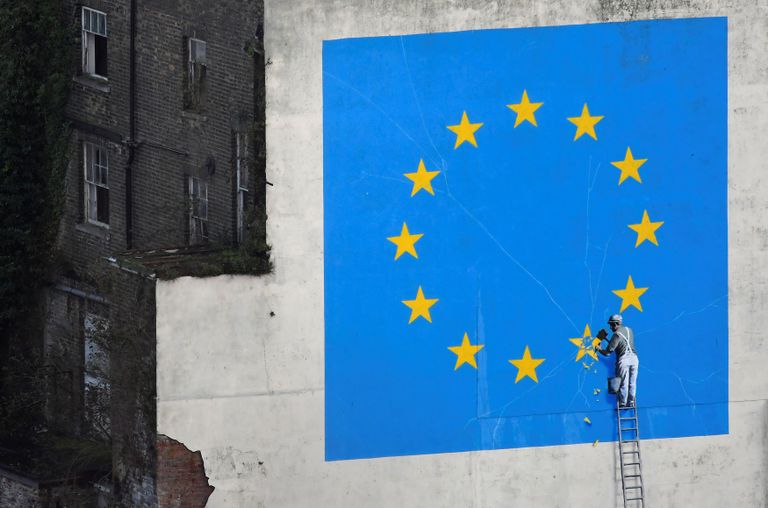 Tänavakunstnik Banksy seinajoonistus Briti sadamalinnas Doveris. Sellel viidatakse Ühendkuningriigi lahkumisele EList ehk brexitile