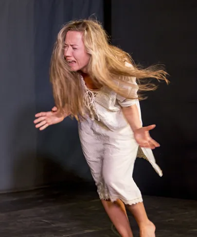 Ophelia (Anne-Mai Tevahi) on hulluks läinud.