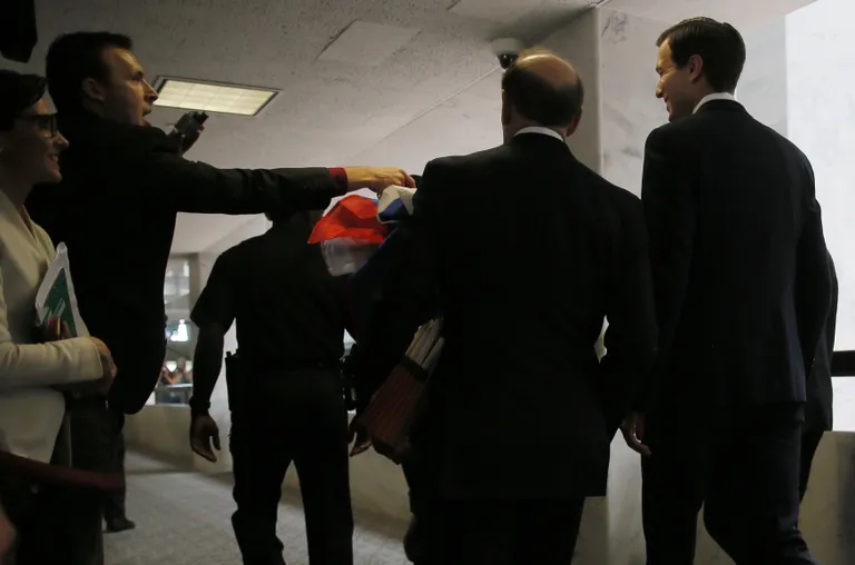 Ryan Clayton lehvitamas Venemaa lippu Jared Kushneri ees. Foto: JIM BOURG/REUTERS/Scanpix