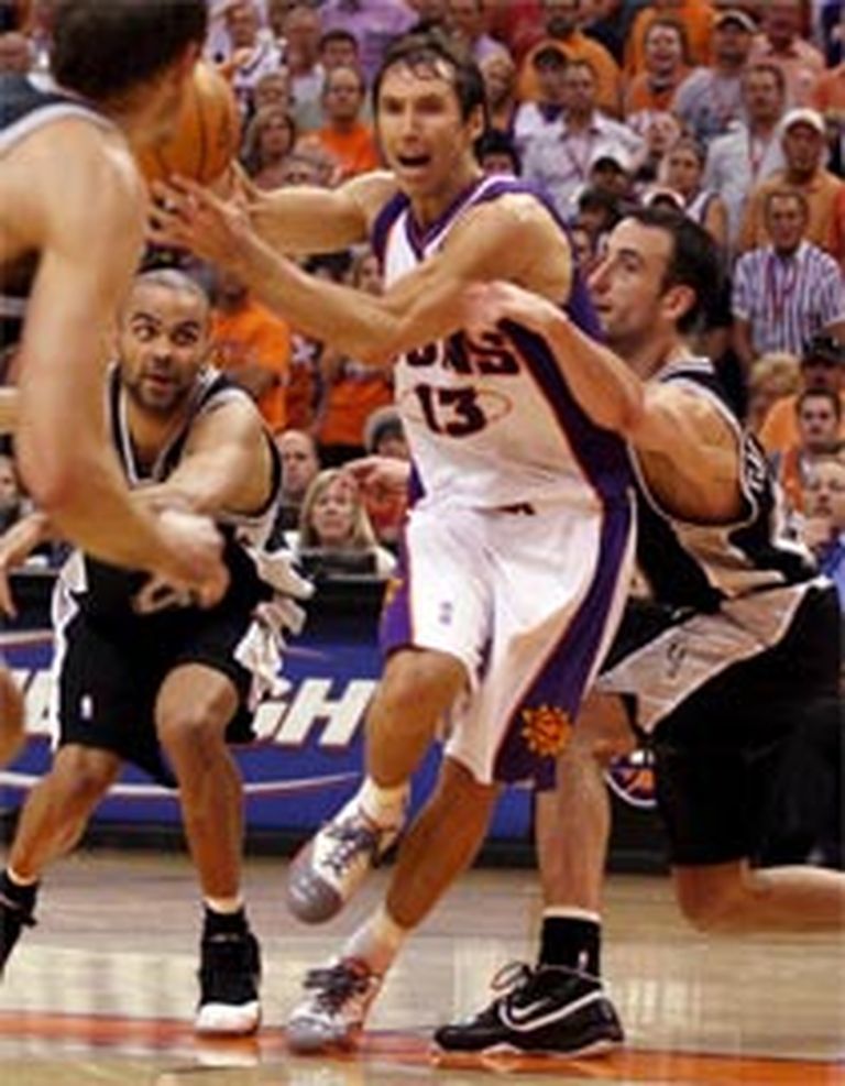 2007. gada 16. maijs, Fīniksa. "Spurs" aizsardzības mūrim cauri izlauzies "Suns" līderis Stīvs Nešs (centrā). Pa kreisi - Tonijs Pārkers, pa labi - Emanuels Žinobilī. 