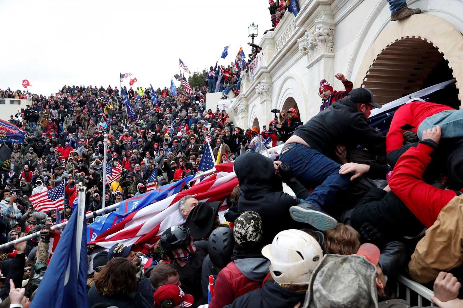 Meeleavaldajad tungimas Kapitooliumi hoonesse Washingtonis.