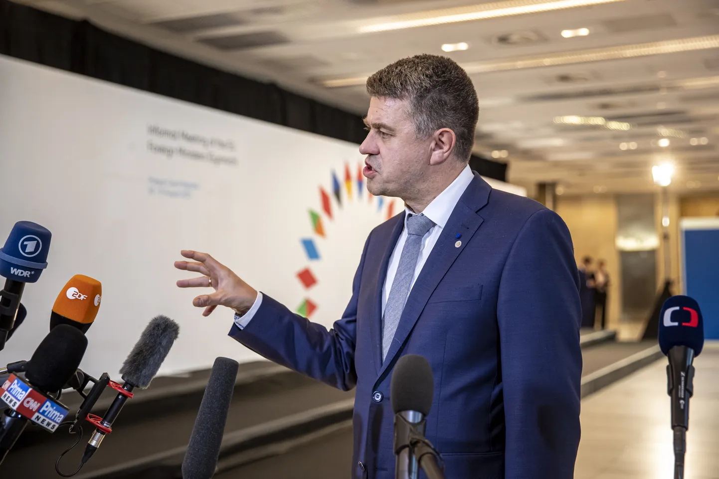 Eesti välisminister Urmas Reinsalu vestlemas meediaga Euroopa välisministrite kohtumisel Prahas 30. augustil 2022.