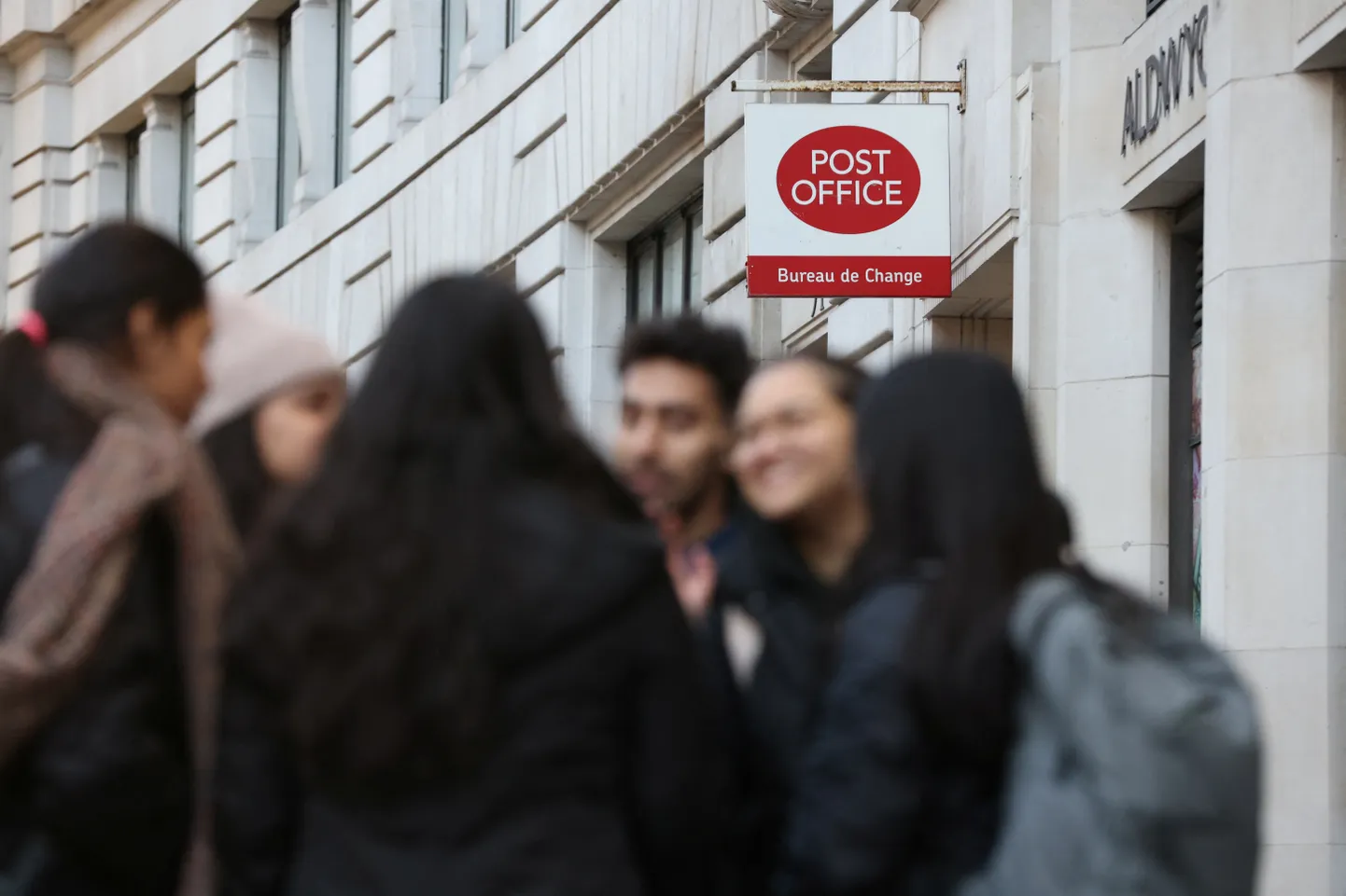 Inimesed seisavad ühe Londoni postkontori esisel, 10. jaanuaril 2024. a.