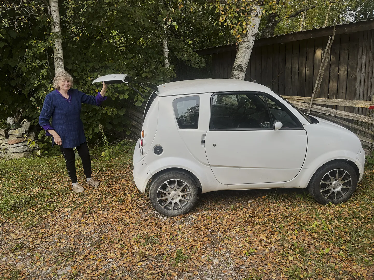 TEENIB TRUULT: Naima Järveots on oma valge mopeedautoga rahul. Sarnaselt paljudega tõi ka tema endale kasutatud auto Soomest.
