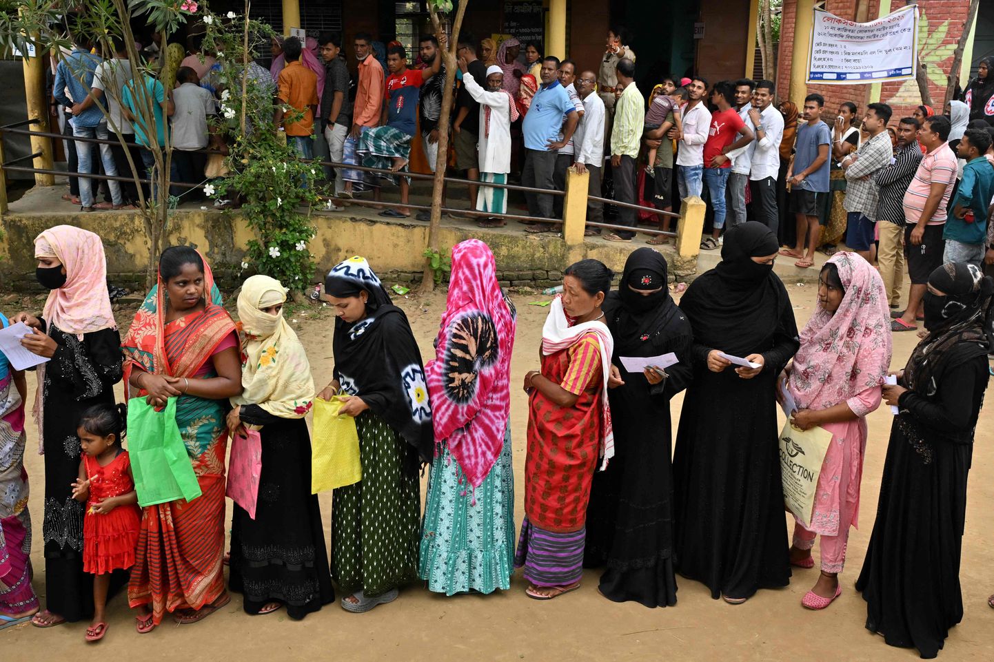 Valijad seismas järjekorras India Assami osariigi Hojai piirkonna ühes külas.