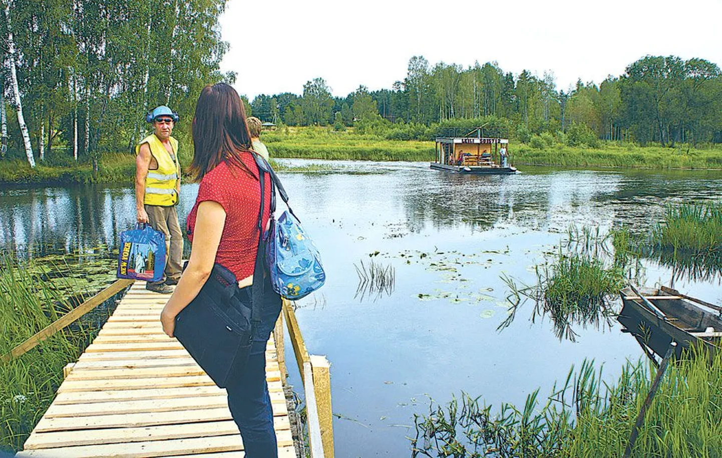 Väike parvsaun sõidutas Läänistes kolmapäeval bussireisijad üle Ahja jõe.