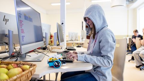 GALERII ⟩ Tüdrukute tehnoloogiapäev Nooruse koolis