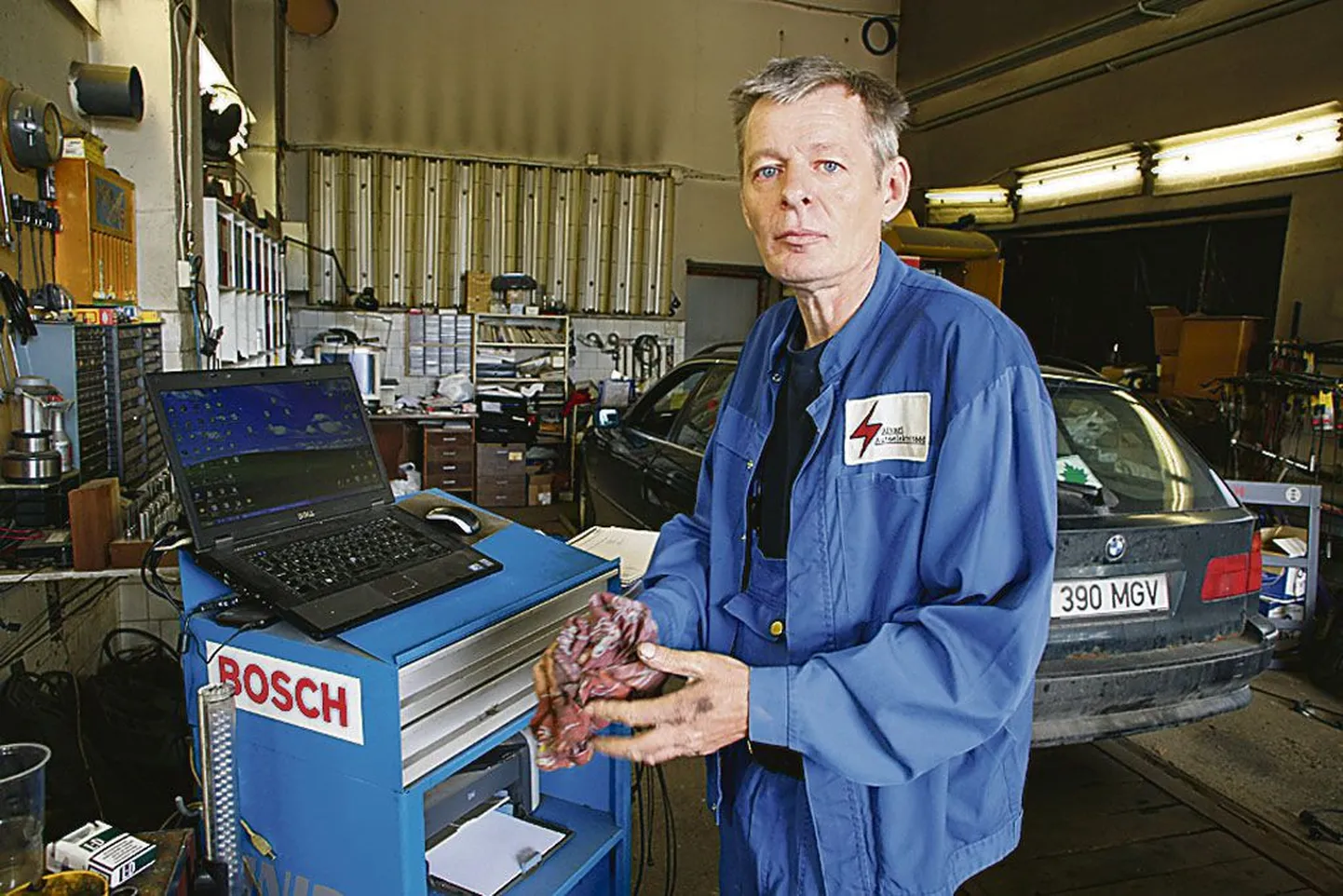 Autoelektrik Aivar Tiisler ja ta tähtis tööriist sülearvuti.