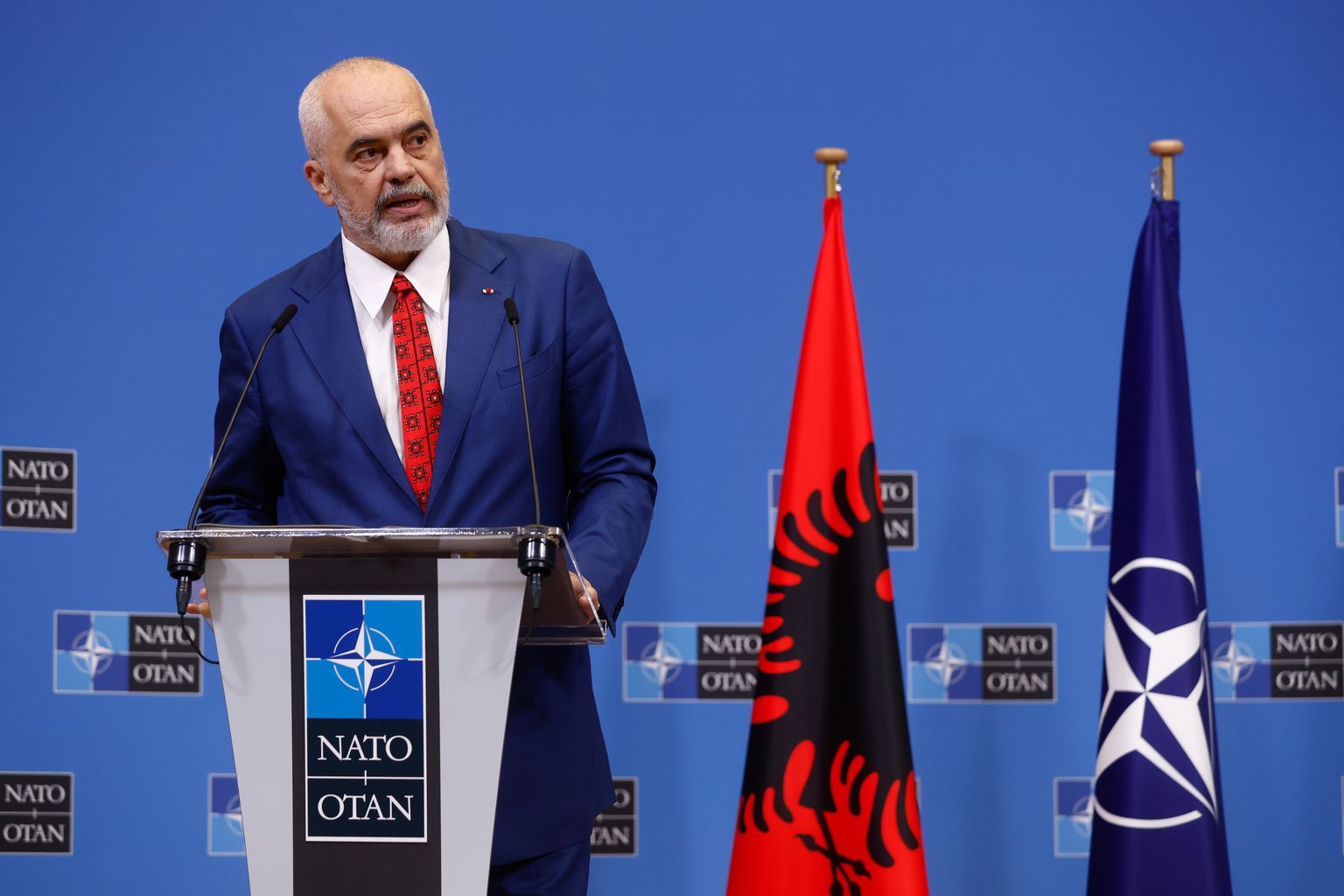 Albaania peaminister Edi Rama osalemas ühisel pressikonverentsil NATO peasekretäri Stoltenbergiga pärast nende kohtumist NATO peakorteris Brüsselis 13. juulil.