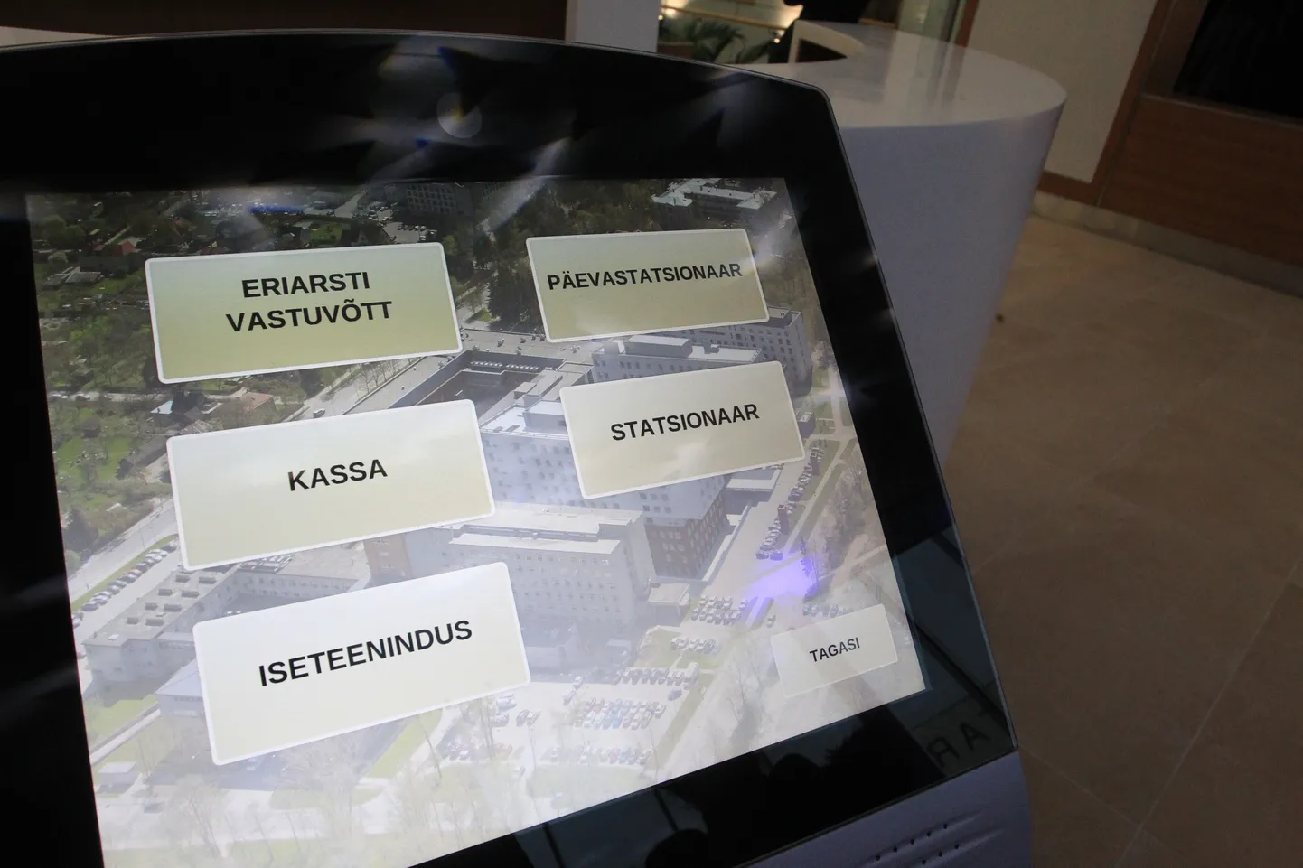Maarjamõisa haigla uue osa järjekorramasin, mis asub kohe N. Lunini tänavalt majja sisenedes peauste vastas.