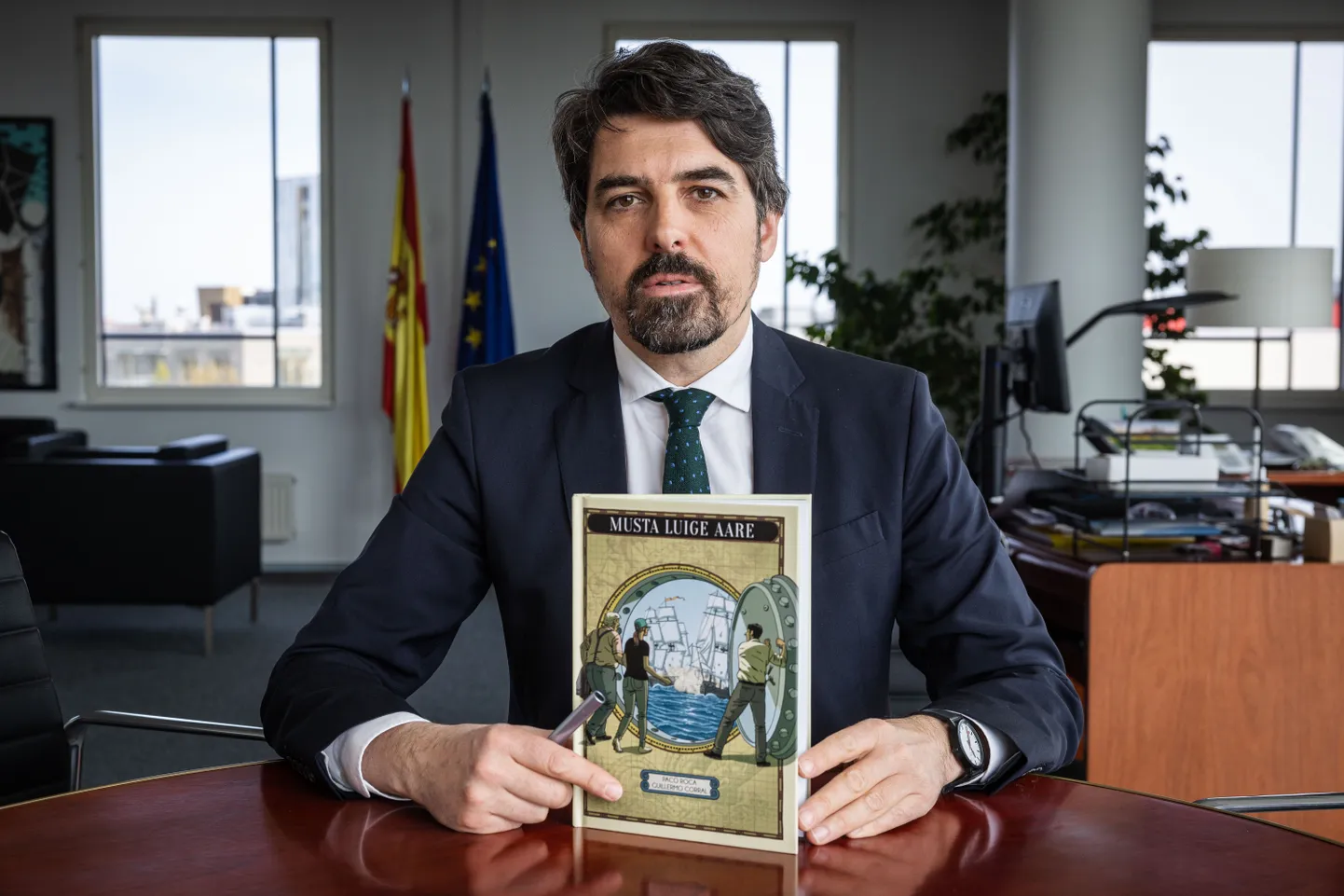 Hispaania suursaadik Guillermo Corral Van Damme ja tema raamat «Musta Luige aare».