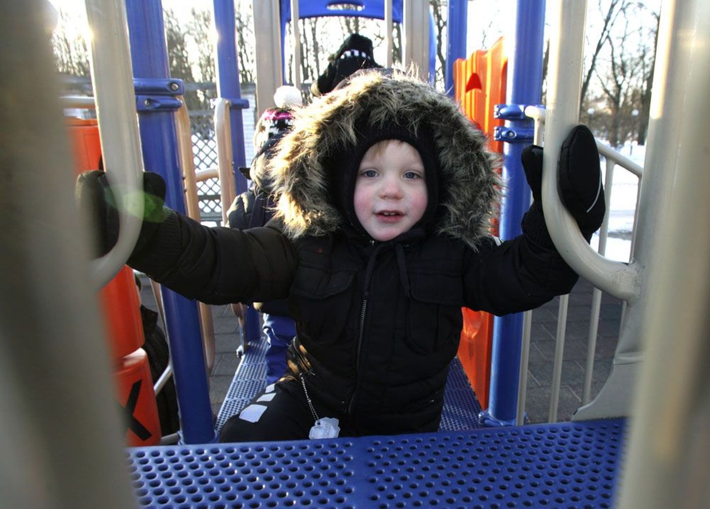 Värskes õhus liikumine aitab väikelapse  tervist tugevana hoida. Pildil kaheaastane Hans-Peeter.