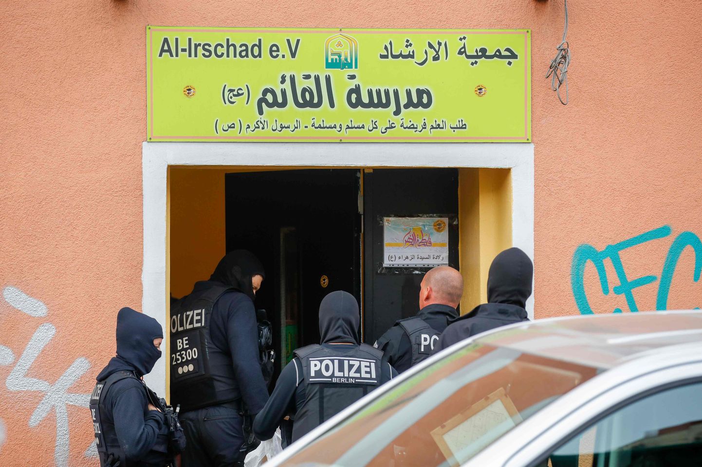 Saksa politsei siseneb Berliini Al-Irschadi mošeesse haarangu raames 30. aprill 2020.