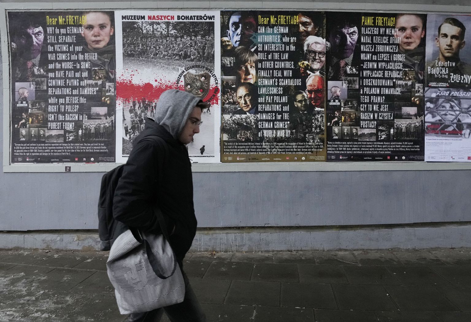 Plakāti Polijā, kuros uzstāj, ka Vācijai jāmaksā 1,3 triljoni eiro par zaudējumiem, ko nacistiskā Vācija nodarīja Polijai Otrā pasaules kara laikā.
