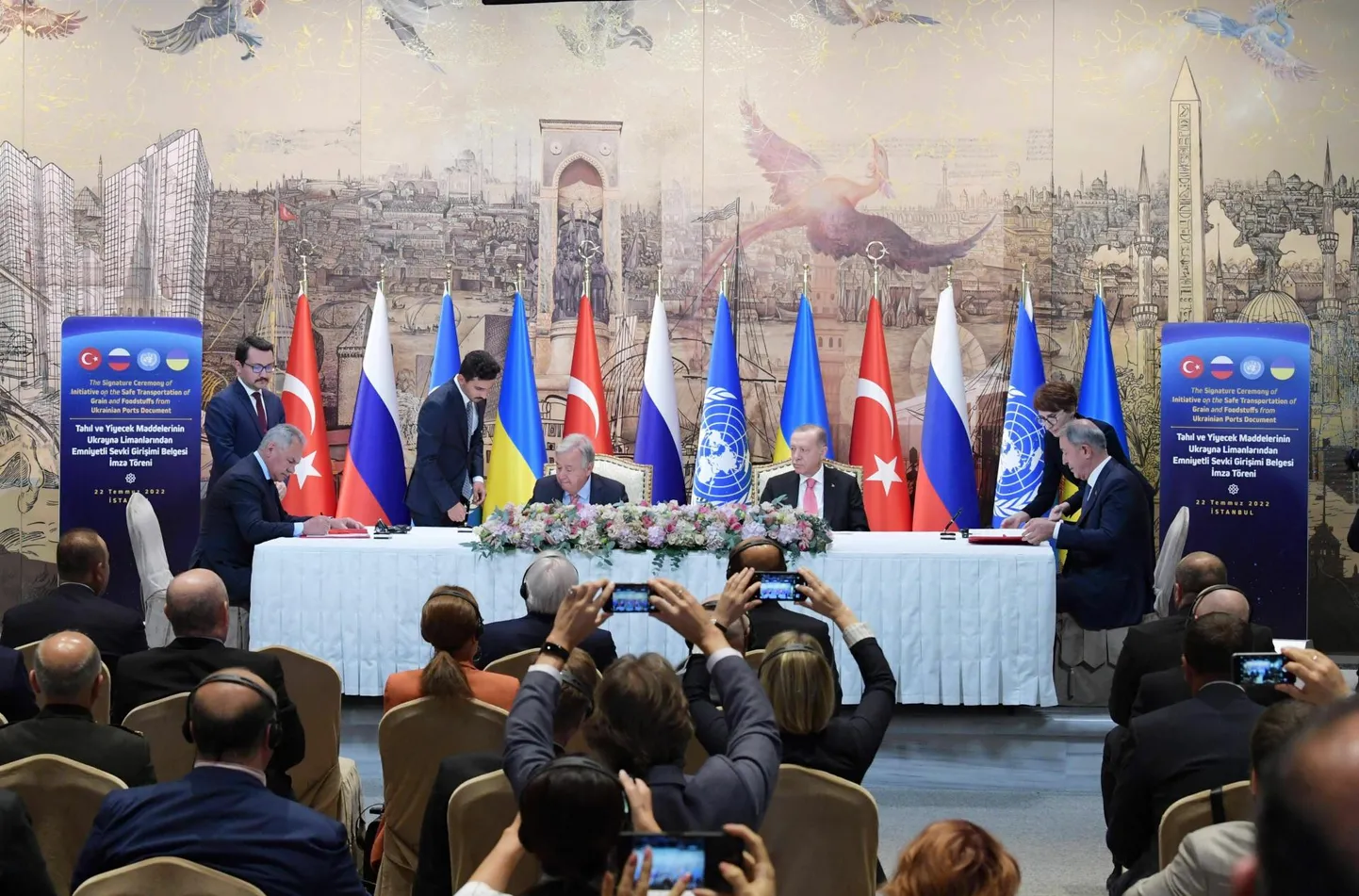 Türgi kaitseminister Hulusi Akar (paremal), ÜRO peasekretär Antonio Guterres (vasakul, keskel) ja Venemaa kaitseminister Sergei Šoigu (vasakul) kirjutasid 22. juulil Istanbulis alla kokkuleppele Ukraina teravilja ekspordi jätkamiseks. Kohal oli ka Türgi president Recep Tayyip Erdoğan (paremal, keskel).