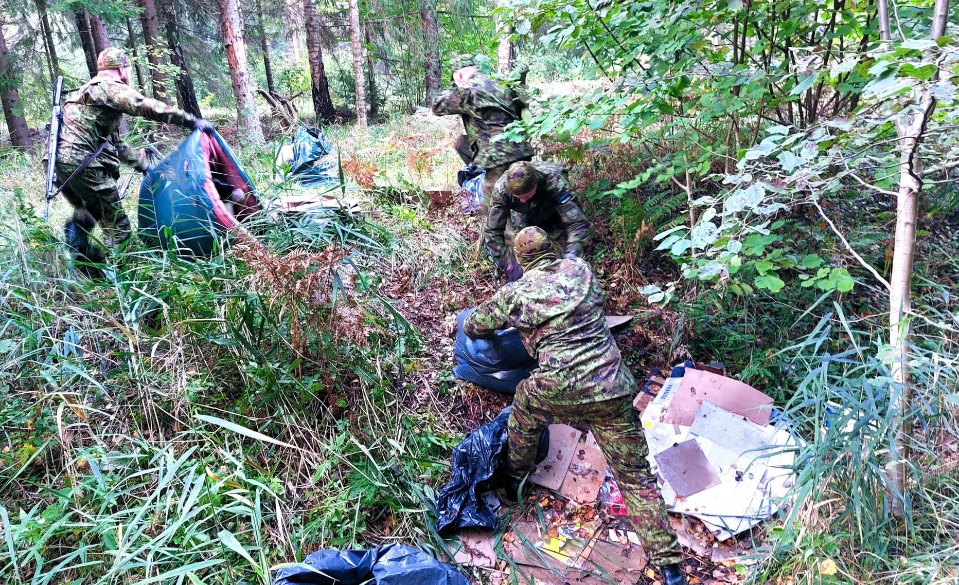 Reservväelased koristasid prügi, mida leidus Potsepa karjääri lähedal metsa all suures koguses.