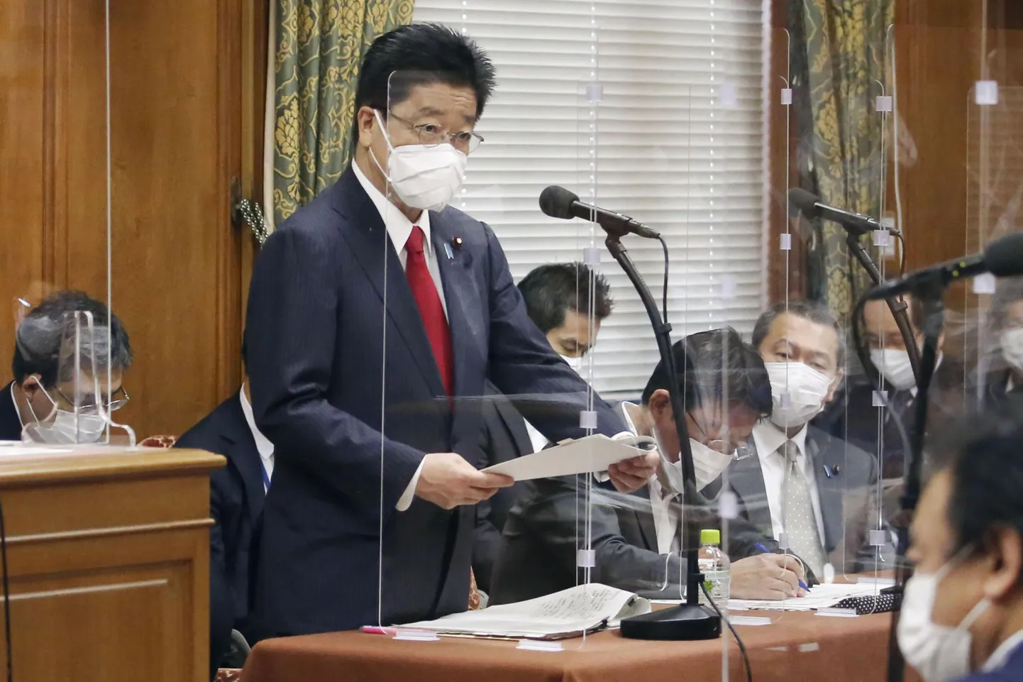 Jaapani valitsussekretär Katsunobu Kato selgitamas Tokyo seisukohta Taiwani küsimuses.