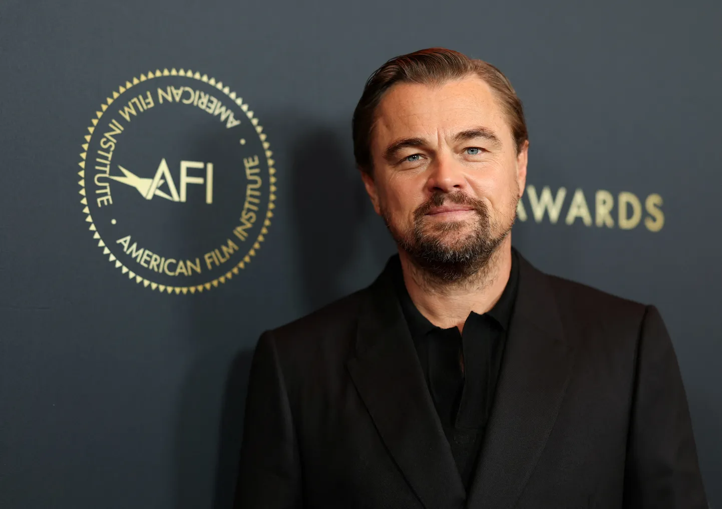 Leonardo DiCaprio vallutab jätkuvalt noorte naiste südameid.