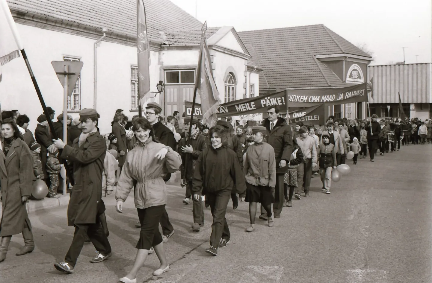 RETROGALERII: 1. mai paraad Kuressaares aastal 1988: "Olgu jääv meile päike!"