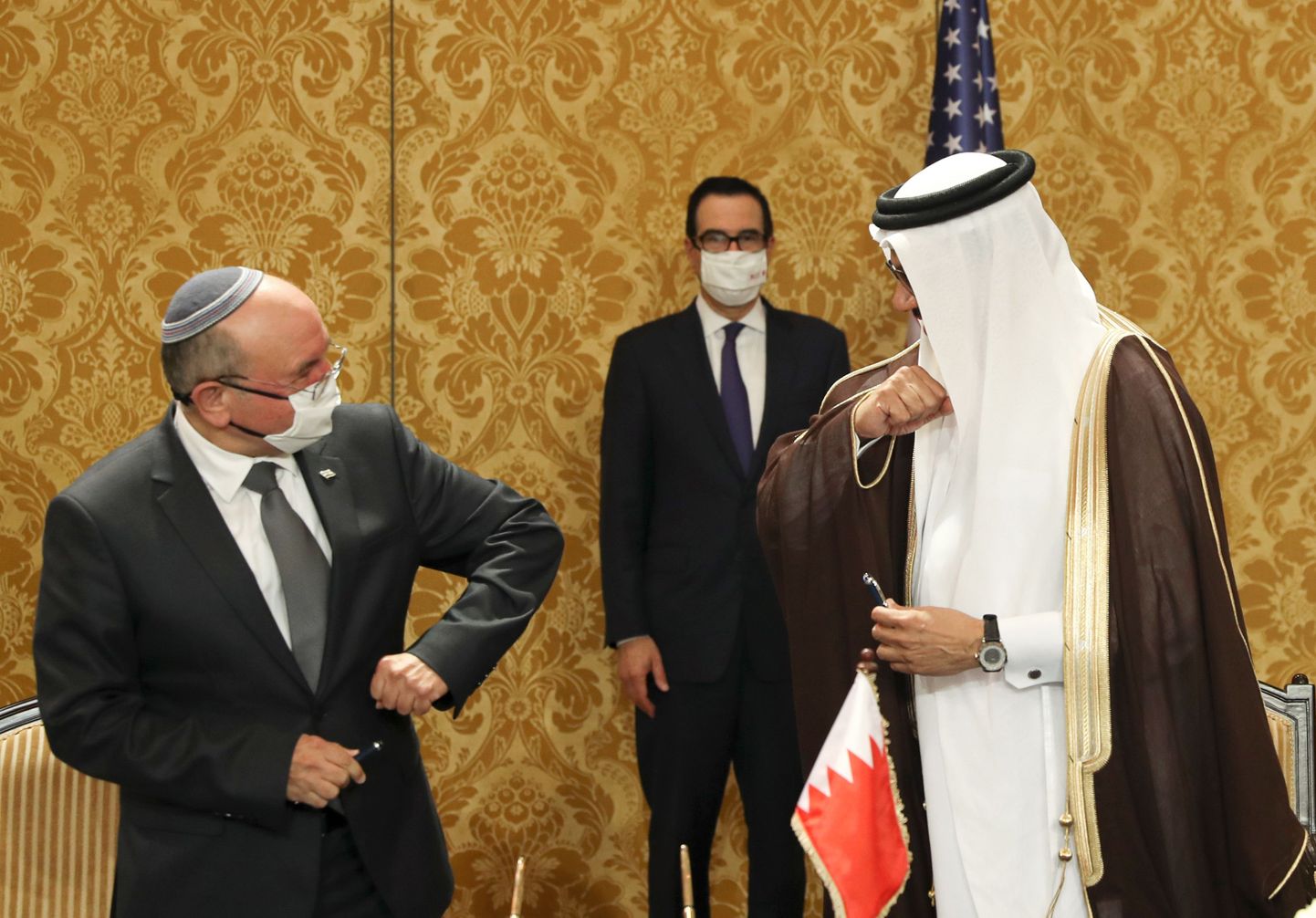 Iisraeli delegatsiooni juht Meir Ben Shabbat (vasakul), USA rahandusminister Steven Mnuchin (keskel) ja Bahreini välisminister Abdullatif al-Zayani Manamas 18. oktoober 2020.