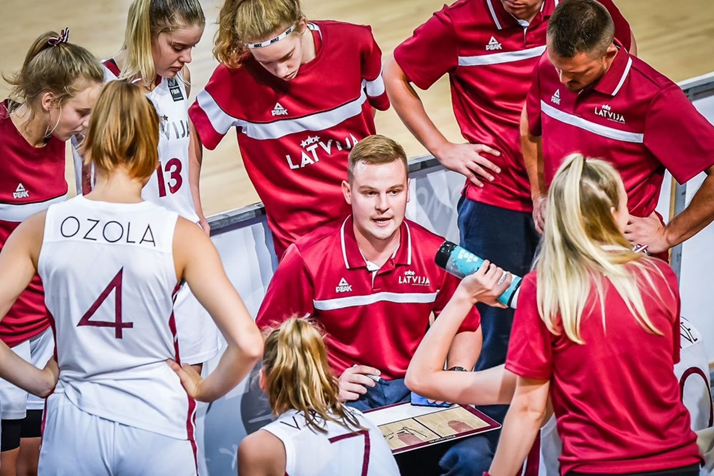 Matīss Rožlapa un Latvijas U-16 izlases basketbolistes