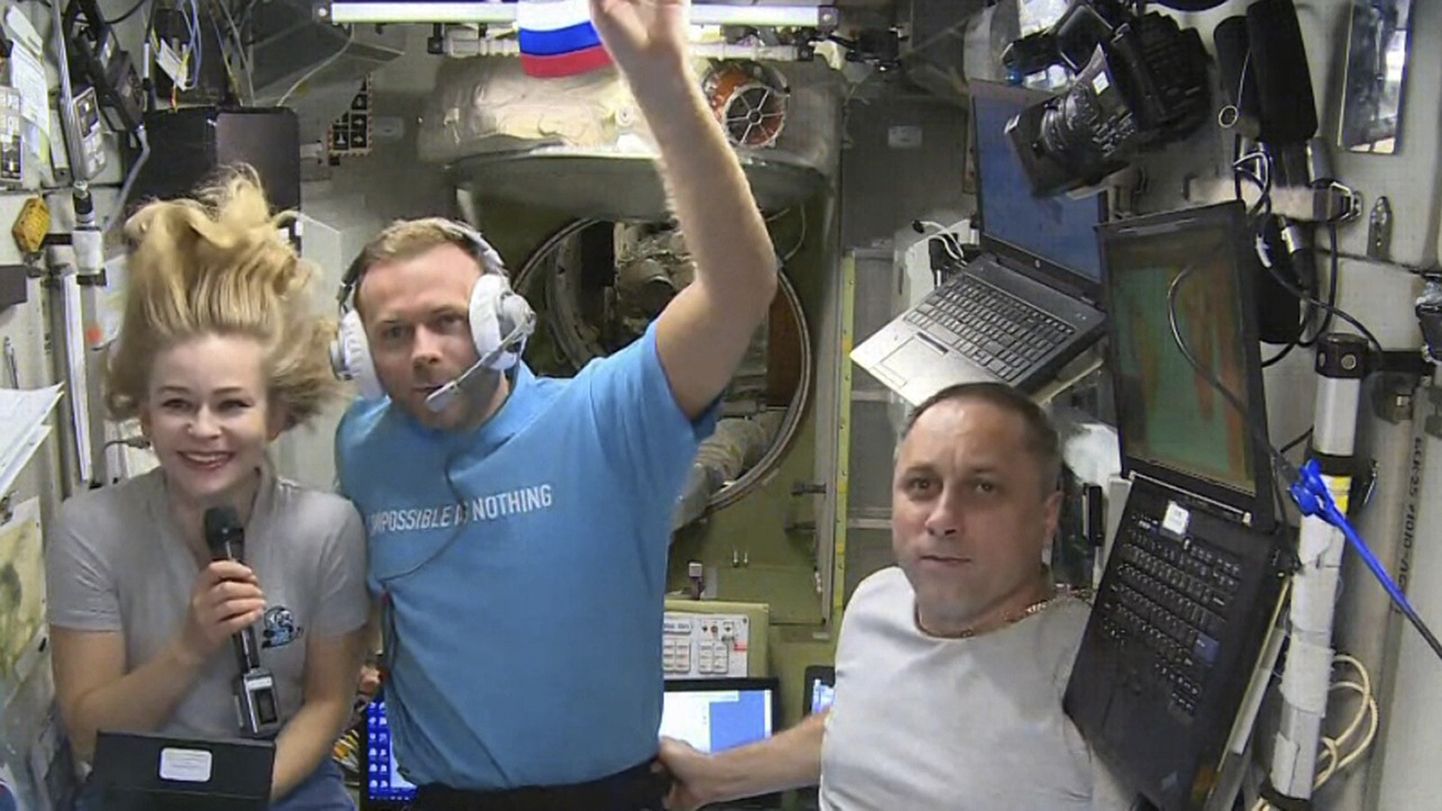 Krievijas kosmosa kuģa "Sojuz MS-18" nolaišanās aparāts, kurā atradās kinorežisors Kļims Šipenko un aktrise Jūlija Peresilda, kā arī Krievijas kosmonauts Oļegs Novickis, pēc trīsarpus stundu lidojuma piezemējās Kazahstānas stepē.