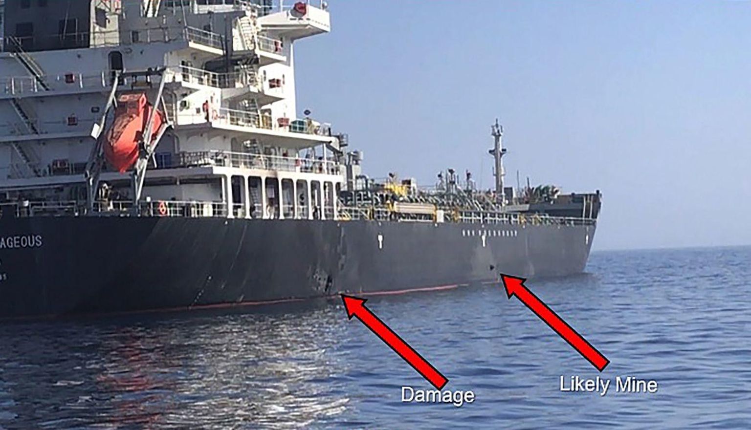 Ameerika Ühendriikide sõjaväe avaldatud pildil on väidetavalt näha plahvatusest tekkinud purustus laeva kerel (vasakul) ja arvatav lõhkemata jäänud miin (paremal).