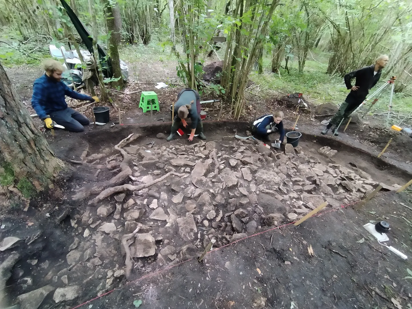 Noored arheoloogid kaevasid ühest arvatavast matmispaigast tänavu lahti poole.
