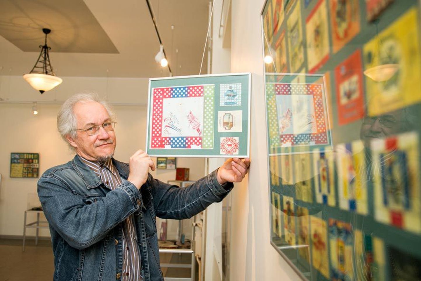Tiir Kruusmann näitab Järvamaa muuseumis oleval näitusel oma eestiaegsete kommipaberite kogu vanimat asukat, C. Lemanski kommitööstuse pakkepaberit, mis tema teada on kindlasti üle saja aasta vana.