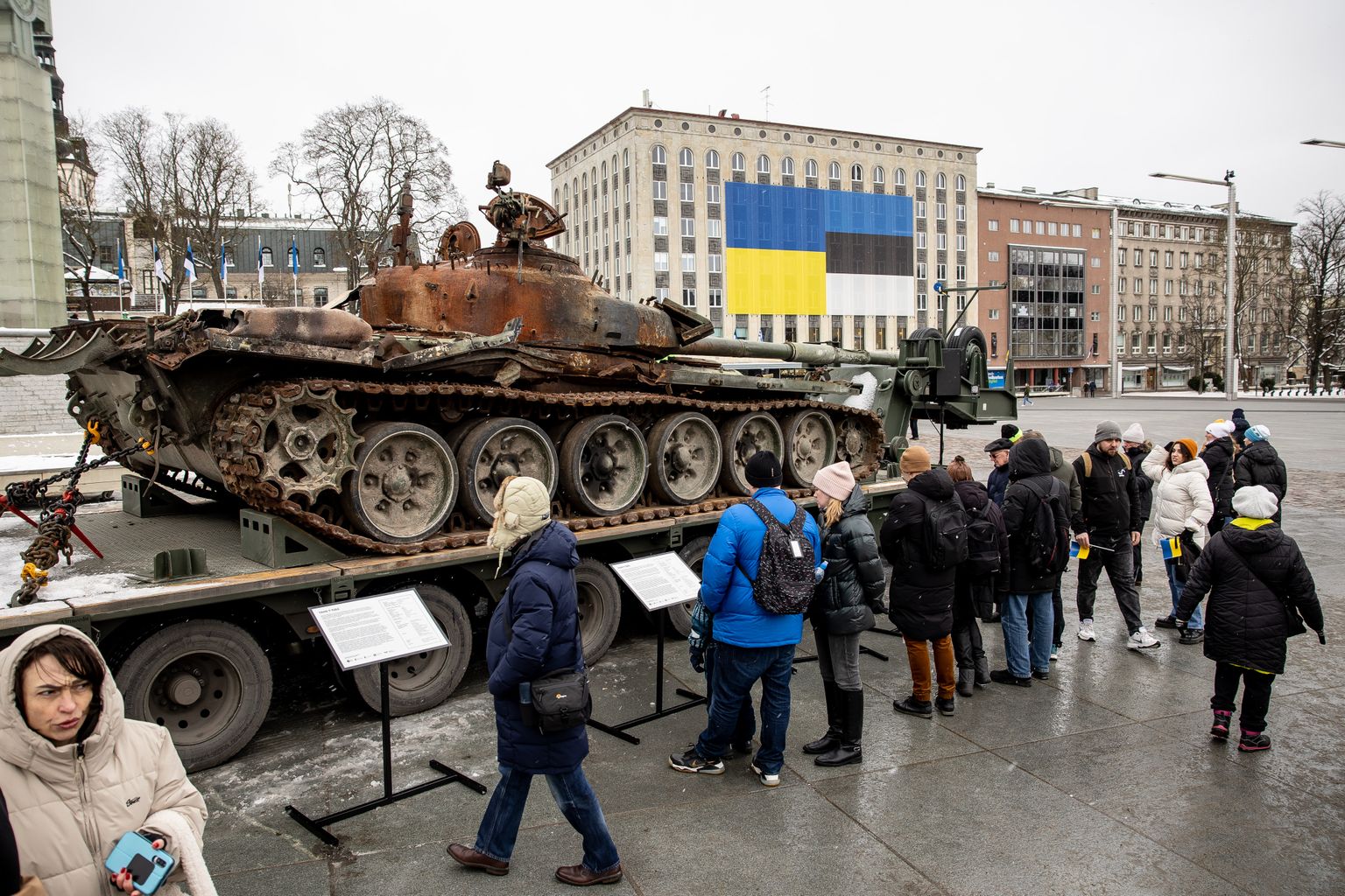 The Estonian police have meted out a fine to a person who placed flowers at the destroyed Russian T-72 tank that is being displayed on Freedom Square in Tallinn.