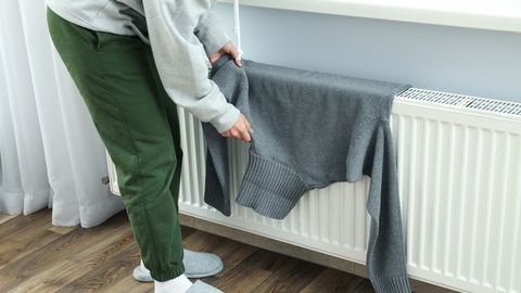 EKSPERT HOIATAB ⟩ Väga hea põhjus, miks ei tohiks riideid radiaatoril kuivatada